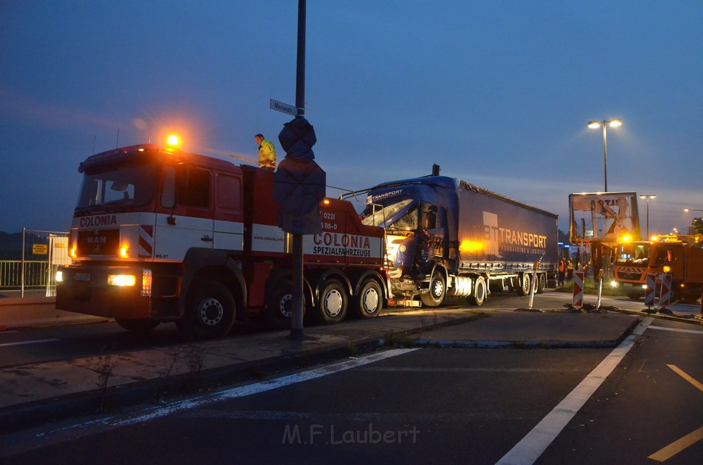 VU LKW umgestuerzt Feldkassel Industriestr Robert Boschstr P380.JPG